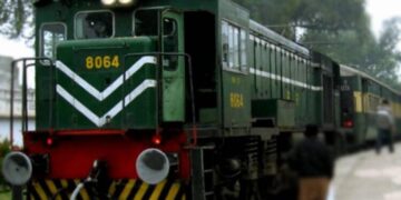 Allama Iqbal Express narrowly escaped a major accident in Kotri