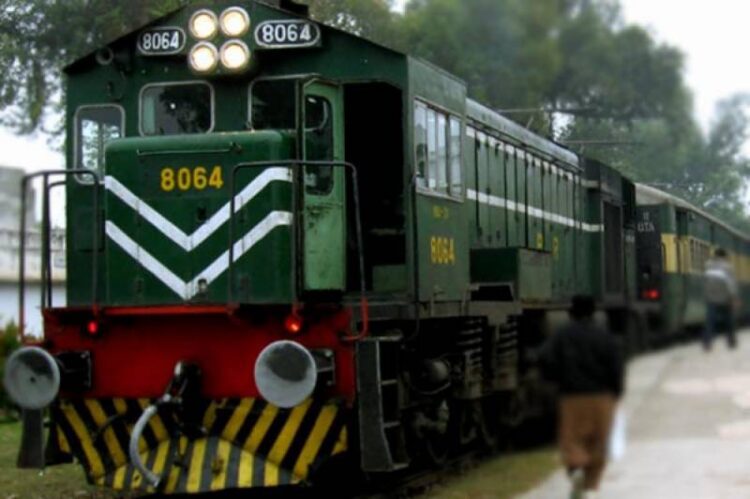Allama Iqbal Express narrowly escaped a major accident in Kotri
