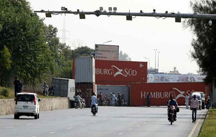 Lahore: Before the rally at PTI's Minar Pakistan, roads were blocked by placing containers — PakAlerts.net: Sansani Nahi, Srif Khabar — Your go-to digital hub for Breaking News, Analysis, Stories from Pakistan and around the World. Stay informed, Stay connected. Lahore: Before the rally at PTI’s Minar Pakistan, roads were blocked by placing containers