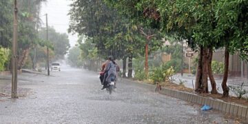 Drizzle and rain in different areas of Karachi