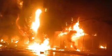 KARACHI: The fire-affected Arshi Mall was sealed, a 3-member committee was formed under the chairmanship of the commissioner