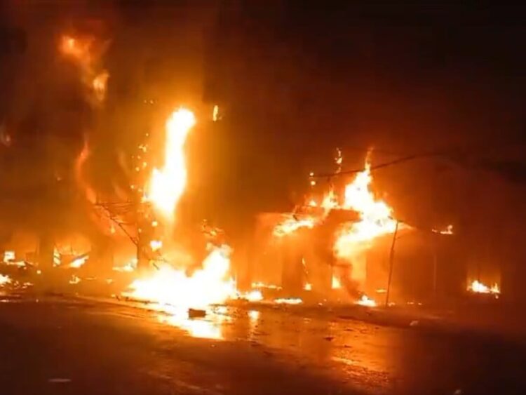 KARACHI: The fire-affected Arshi Mall was sealed, a 3-member committee was formed under the chairmanship of the commissioner — PakAlerts.net: Sansani Nahi, Srif Khabar — Your go-to digital hub for Breaking News, Analysis, Stories from Pakistan and around the World. Stay informed, Stay connected. KARACHI: The fire-affected Arshi Mall was sealed, a 3-member committee was formed under the chairmanship of the commissioner