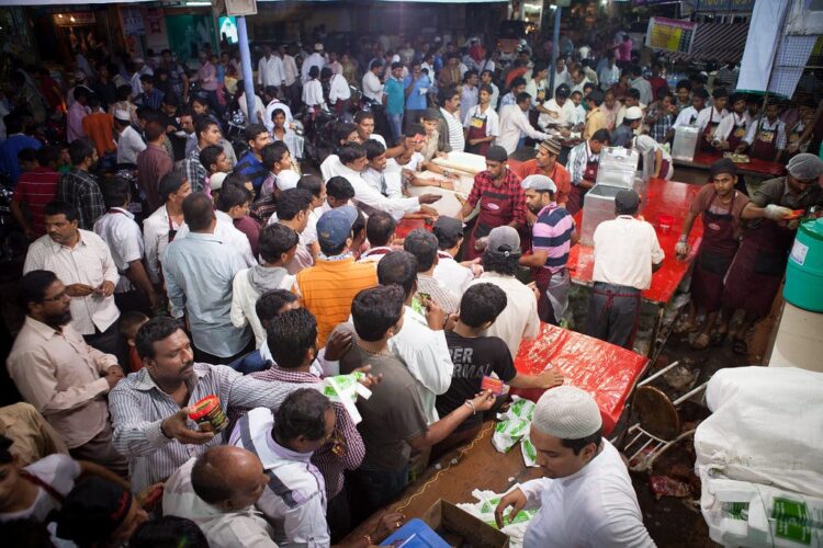 On the offer of free Haleem in Ramadan, people broke up at the hotel, police lathi-charged