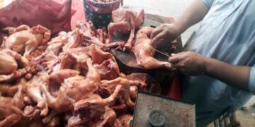 The price of chicken meat has reached Rs 850 per kg