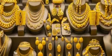 The price of gold per tola in the country has recorded a huge decrease of 2000 rupees