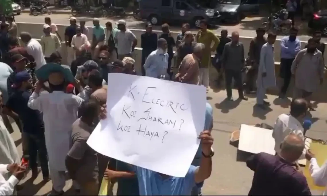 Karachi: Protest against electricity load shedding, main road blocked