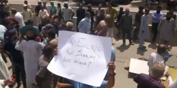 Karachi: Protest against electricity load shedding, main road blocked