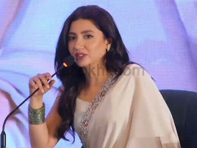The incident of throwing an unknown object at Mahira Khan at the literature festival, the video went viral — PakAlerts.net: Sansani Nahi, Srif Khabar — Your go-to digital hub for Breaking News, Analysis, Stories from Pakistan and around the World. Stay informed, Stay connected. The incident of throwing an unknown object at Mahira Khan at the literature festival, the video went viral
