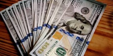 Dollar price continues to fluctuate