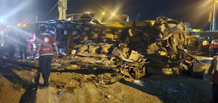 ایران میں پاکستانی زائرین کی بس خوفناک حادثے کا شکار، 35 افراد جاں بحق 15 زخمی