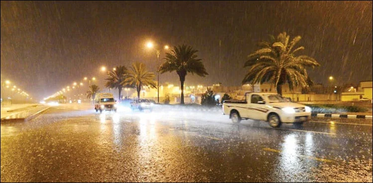 سعودی عرب میں گرج چمک کے ساتھ مزید موسلا دھار بارشوں کا امکان