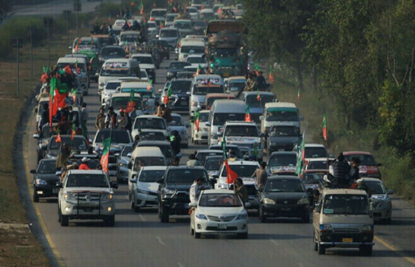 PTI Convoy, Led by Ali Amin Gandapur and Bushra Bibi, Moves Towards Islamabad