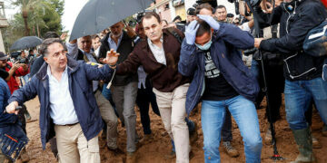 سپین کے سیلاب زدہ علاقے کے دورے کے دوران مقامی افراد کا احتجاج،بادشاہ پر کیچڑ پھینک دیا