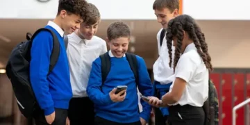 England Announces Ban on Mobile Phone Use in Schools