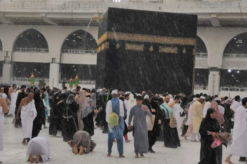Saudi Authority Urges Umrah Pilgrims to Follow Safety Guidelines During Rainfall — PakAlerts.net: Sansani Nahi, Srif Khabar — Your go-to digital hub for Breaking News, Analysis, Stories from Pakistan and around the World. Stay informed, Stay connected. Saudi Authority Urges Umrah Pilgrims to Follow Safety Guidelines During Rainfall