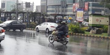 Light Showers in Karachi Break the Heat, Met Office Warns of More Rain