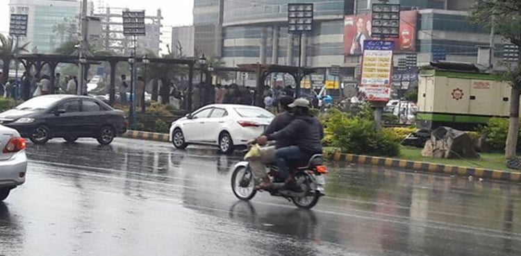 Light Showers in Karachi Break the Heat, Met Office Warns of More Rain