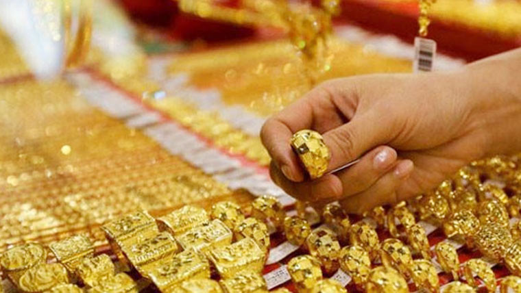 Gold prices continue to fall in global and local markets, down Rs 1,400 per tola — PakAlerts.net: Sansani Nahi, Srif Khabar — Your go-to digital hub for Breaking News, Analysis, Stories from Pakistan and around the World. Stay informed, Stay connected. Gold prices continue to fall in global and local markets, down Rs 1,400 per tola