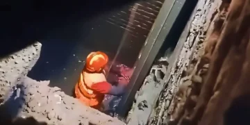 Woman’s Body Recovered After Falling into Sewer in Lahore, Search for 9-Month-Old Baby Continues