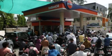Fuel Crisis Deepens in India, Long Queues at Petrol Pumps as Police Deployed