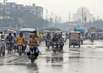 Light Rain Begins in Karachi, Heavy Showers with Strong Winds Expected from Today