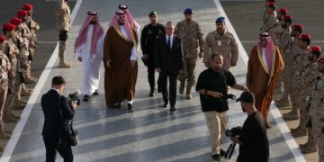 UK Prime Minister Arrives in Saudi Arabia to Support Ceasefire, Calls for Regional Peace