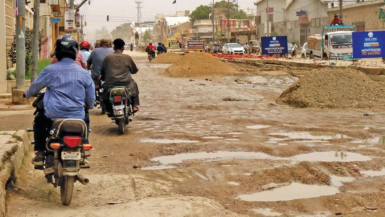 Karachi’s Crumbling Roads Turn Deadly, Over 100 Killed in Two Months