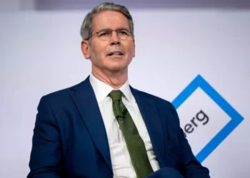 Sharp Decline in Oil Prices Expected, US Treasury Secretary Predicts