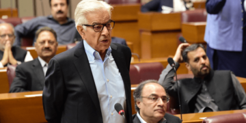 Khawaja Asif Says Mahmood Achakzai Looks Out of Place Among PTI Members