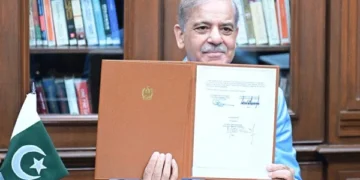 Pakistan PM Signs Islamabad Memorandum as Mediator in US-Iran Agreement