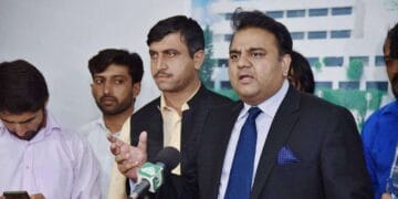 مولوی خادم حسین رضوی کو حفاظتی تحویل میں لے کر مہمان خانے منتقل کردیا گیا. وزیر اطلاعات