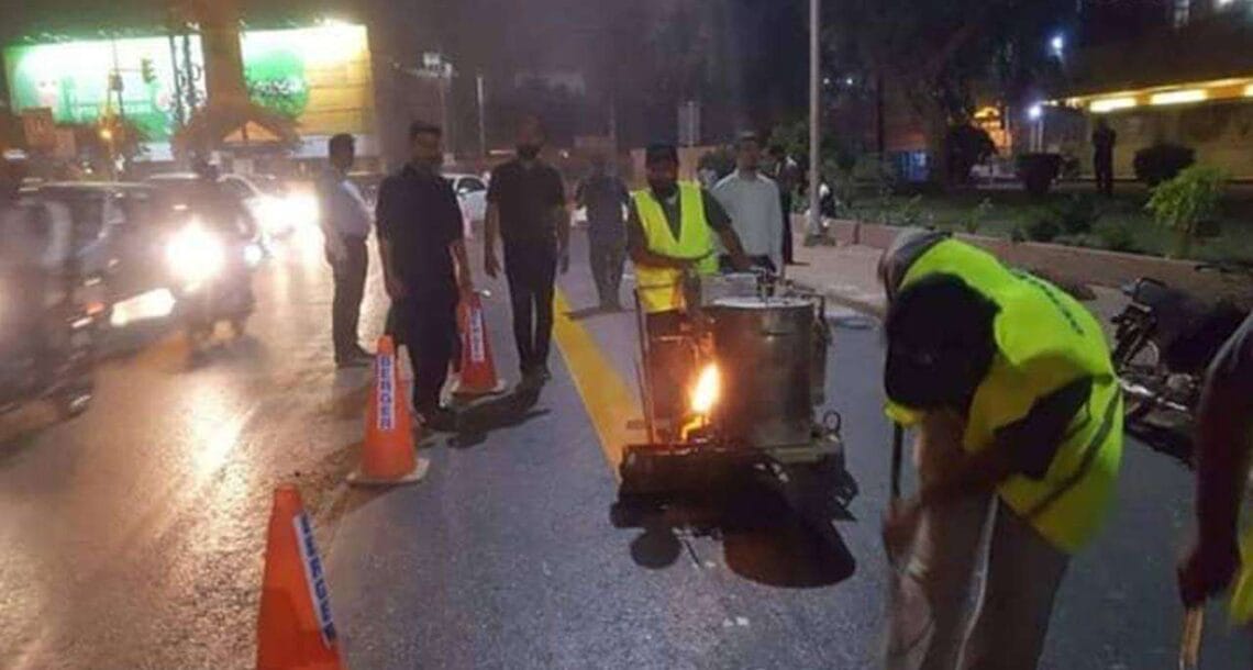 شارع فیصل پر موٹر سائیکل سواروں کیلئے الگ ٹریک بنانے کا کام شروع