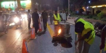 شارع فیصل پر موٹر سائیکل سواروں کیلئے الگ ٹریک بنانے کا کام شروع