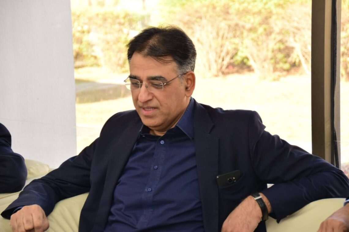 کراچی ایئرپورٹ پر شہریوں کی شکایت پر وزیر داخلہ پی آئی اے پر برہم