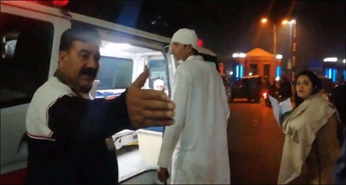 لاہور میں محمد آصف کی گاڑی حادثہ کا شکار، اہلیہ اور بچیوں سمیت خود بھی زخمی