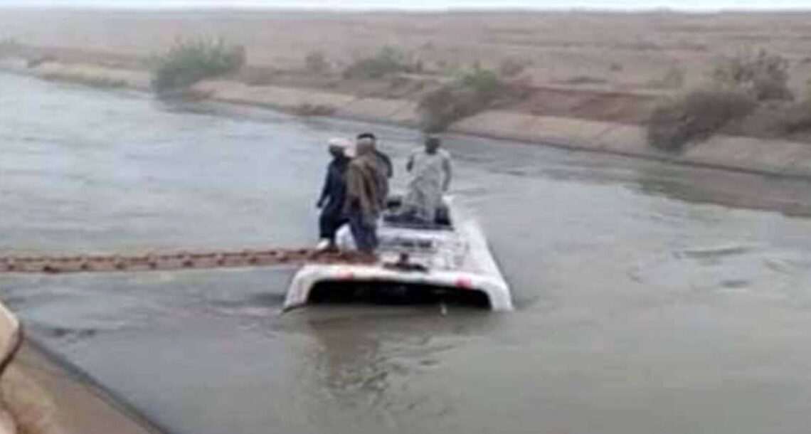 ڈیرہ غازی خان میں مسافر کوچ نہر میں جاگری، 6 افراد جاں بحق متعدد افراد لاپتہ