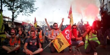 فرانس میں جاری فیول قیمتوں میں اضافے کے خلاف مظاہرے