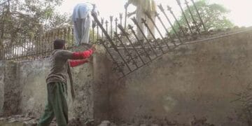 گورنرہاؤس پنجاب کی دیواریں گرانےکا کام دوبارہ شروع