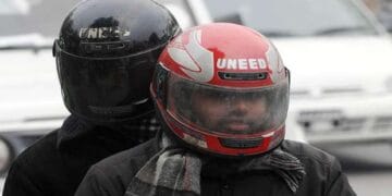 لاہور میں بغیر ہیلمٹ اور شیشے والے موٹر سائیکل سواروں کا پیٹرول بند