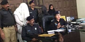 کلفٹن: آئس نشے کے الزام میں خاتون نیوز کاسٹر  شوہر سمیت گرفتار