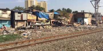 کراچی میں ریلوے، ٹریک پر قائم تجوزات کے خلاف آپریشن آج سے شروع کرے گا