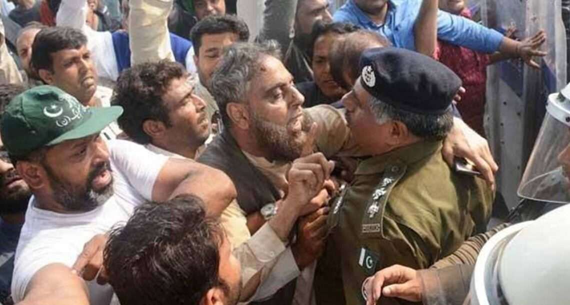 شہباز شریف کی احتساب عدالت میں پیشی کے موقع پر لیگی کارکنان اور پولیس کے درمیان جھڑپ