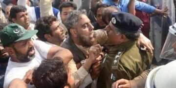 شہباز شریف کی احتساب عدالت میں پیشی کے موقع پر لیگی کارکنان اور پولیس کے درمیان جھڑپ