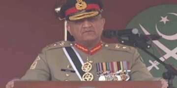 آرمی چیف کا کراچی میں آرمی ایئر ڈیفنس سینٹر کا دورہ