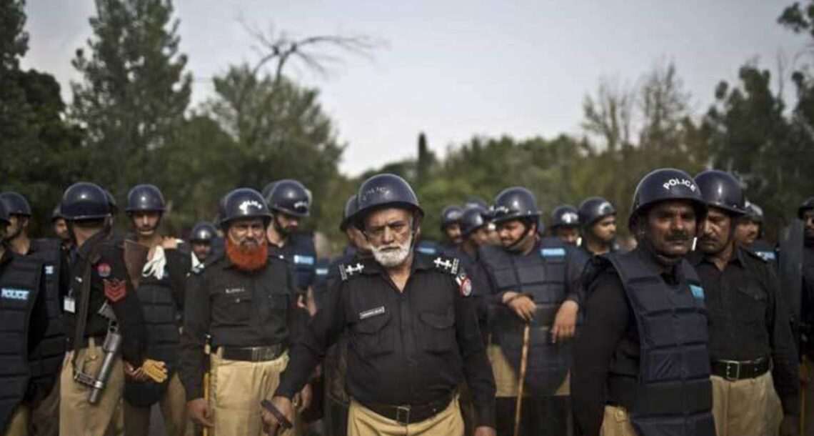 روہڑی میں پولیس ٹیم کو بغیر وارنٹ گھر کی دیوار پھلانگنا مہنگا پڑگیا