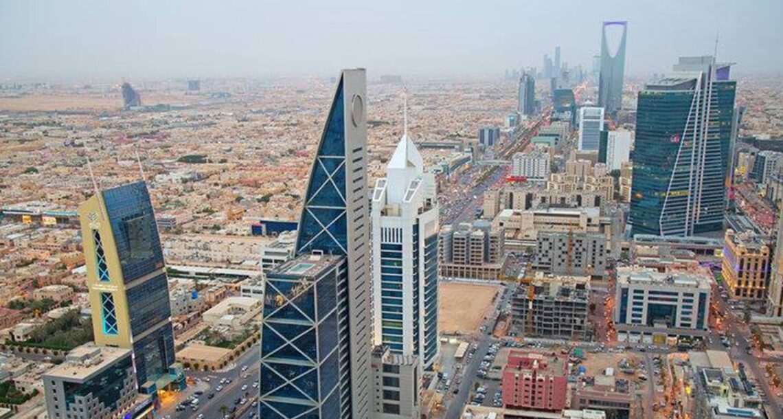 سعودی وزارت محنت کا مزید 7 شعبوں میں غیر ملکیوں کے کام کرنے پر پابندی