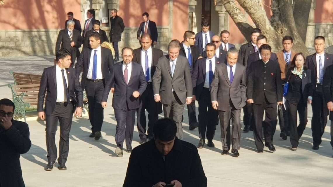 شاہ محمود قریشی سہ فریقی مذاکرات کے لئے کابل پہنچ گئے