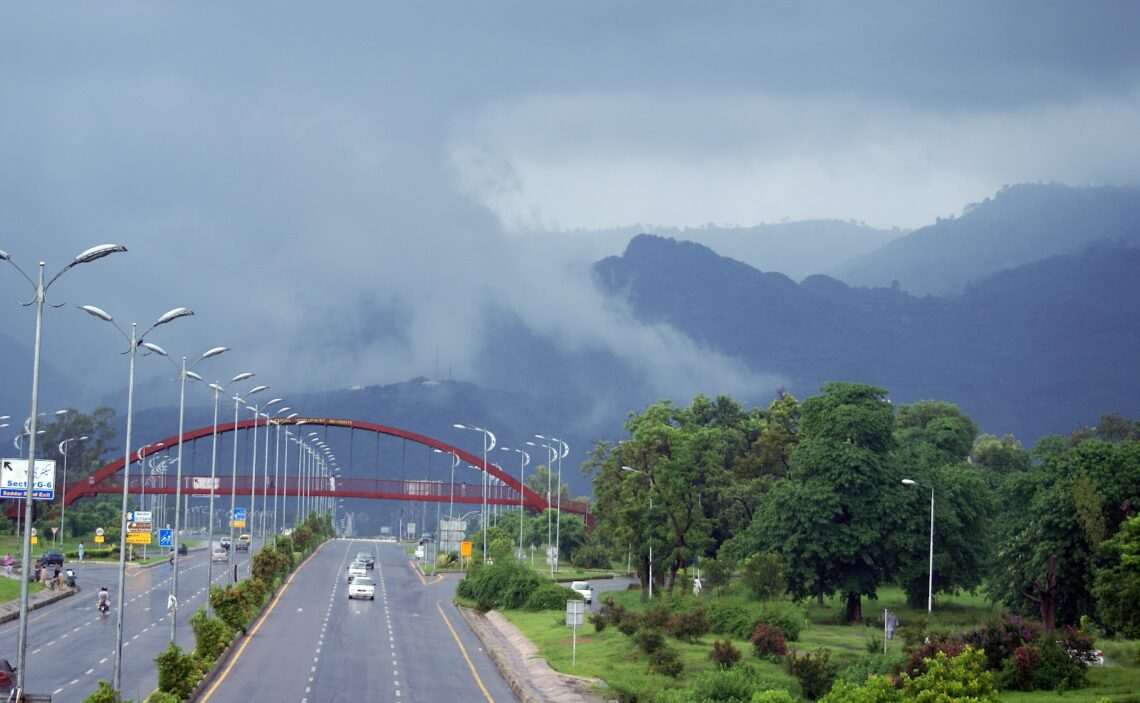 ملک کے بالائی علاقوں میں منگل کے روز گھنے بادلوں کا راج