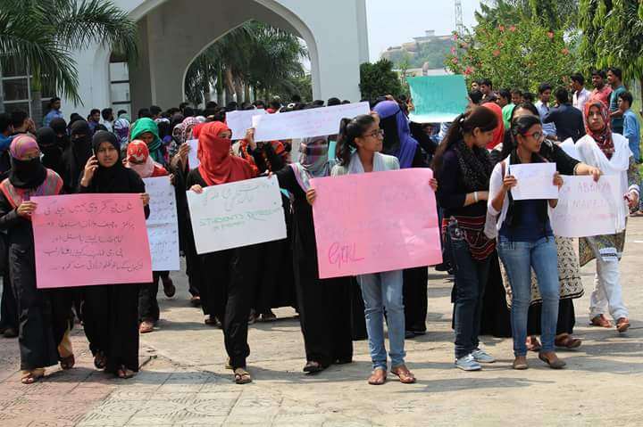 اسلام آباد: وفاقی اردو یونیورسٹی کے طلبا کا فیسوں میں اضافے کےخلاف احتجاج