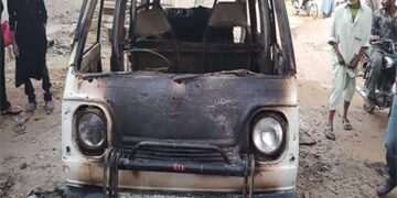 اورنگی ٹاؤن میں اسکول وین میں آگ لگنے سےمتعدد بچے جھلس گئے